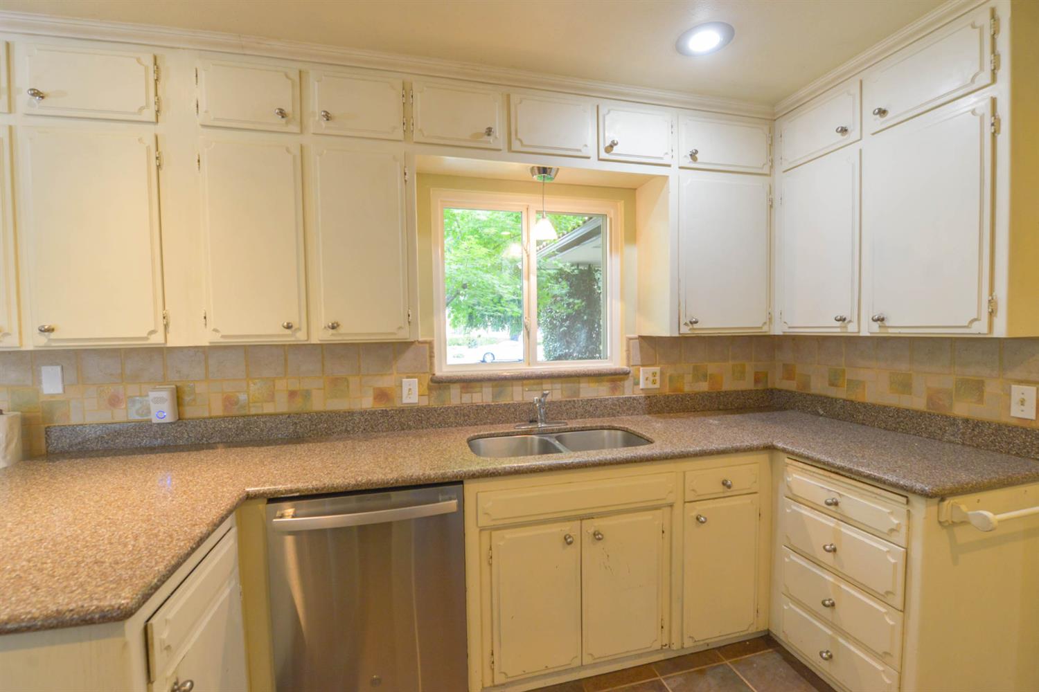 1636 W Vartikian Ave, Fresno, CA 93711