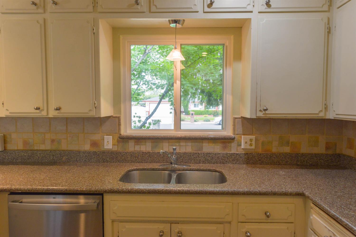 1636 W Vartikian Ave, Fresno, CA 93711