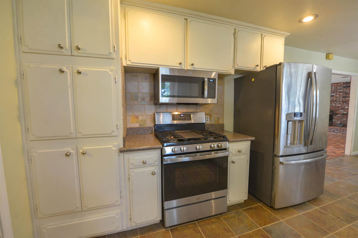 1636 W Vartikian Ave, Fresno, CA 93711