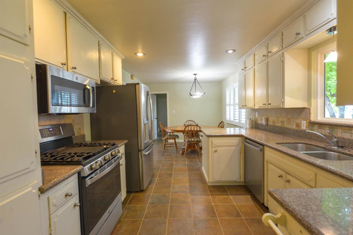 1636 W Vartikian Ave, Fresno, CA 93711