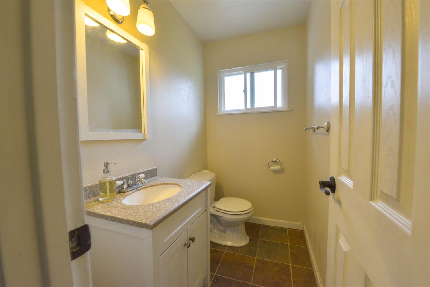 1636 W Vartikian Ave, Fresno, CA 93711