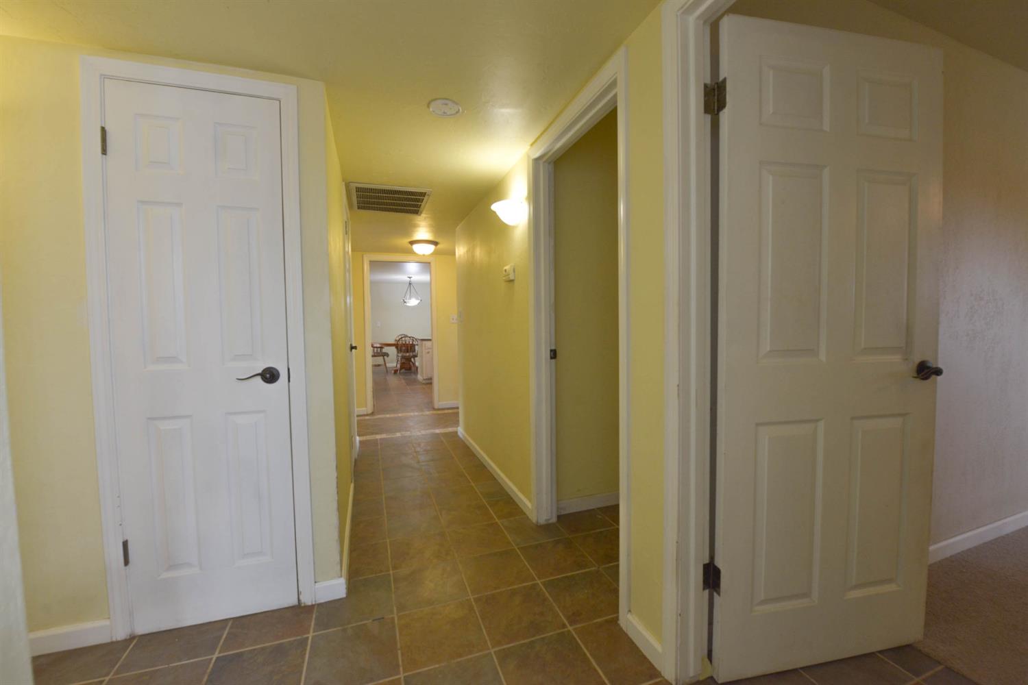 1636 W Vartikian Ave, Fresno, CA 93711