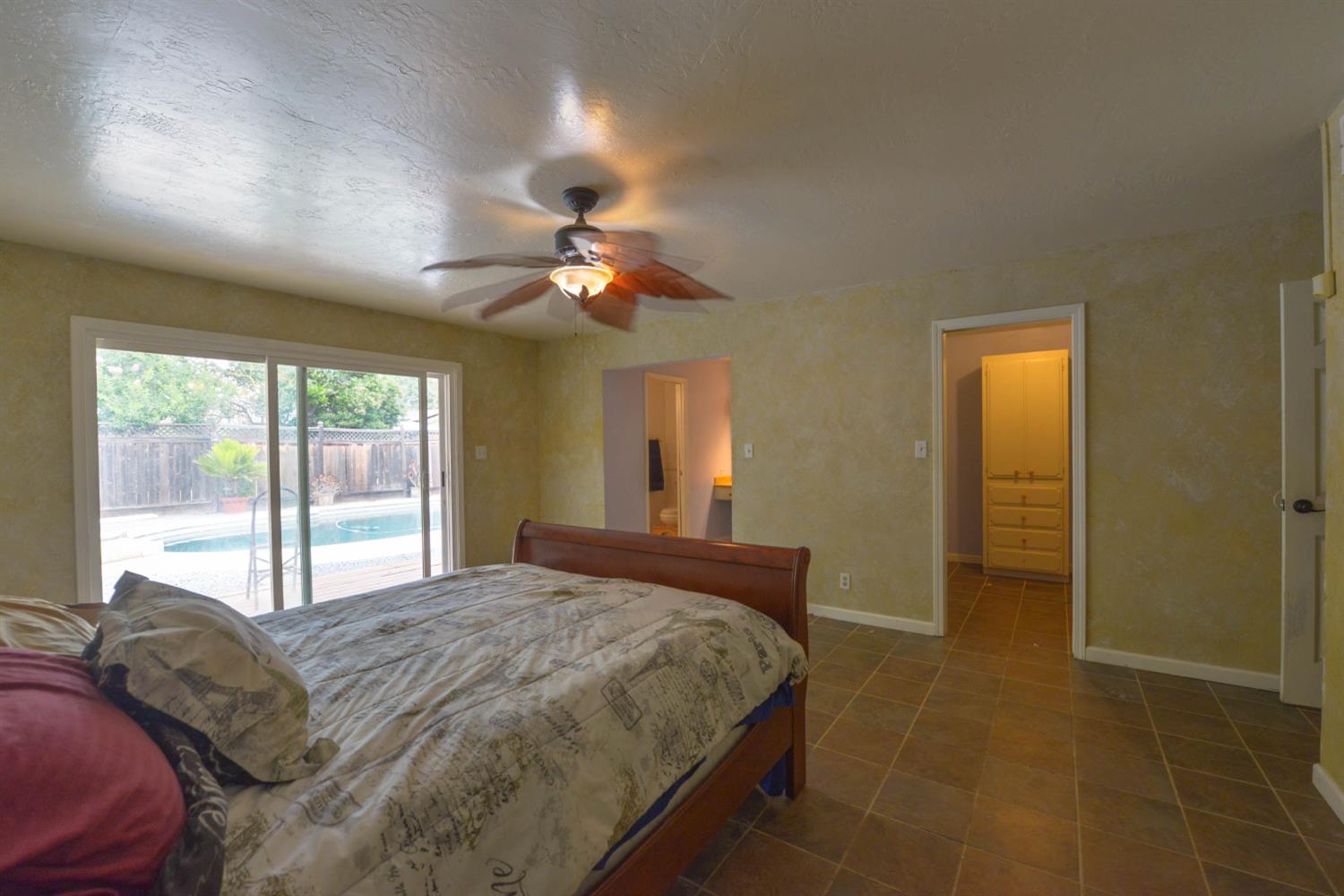 1636 W Vartikian Ave, Fresno, CA 93711
