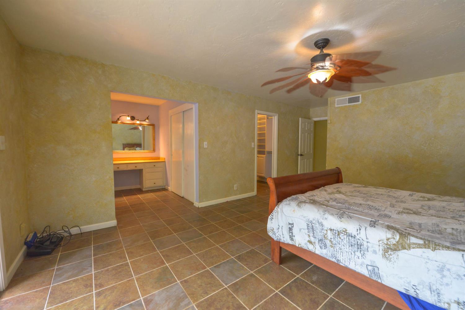 1636 W Vartikian Ave, Fresno, CA 93711