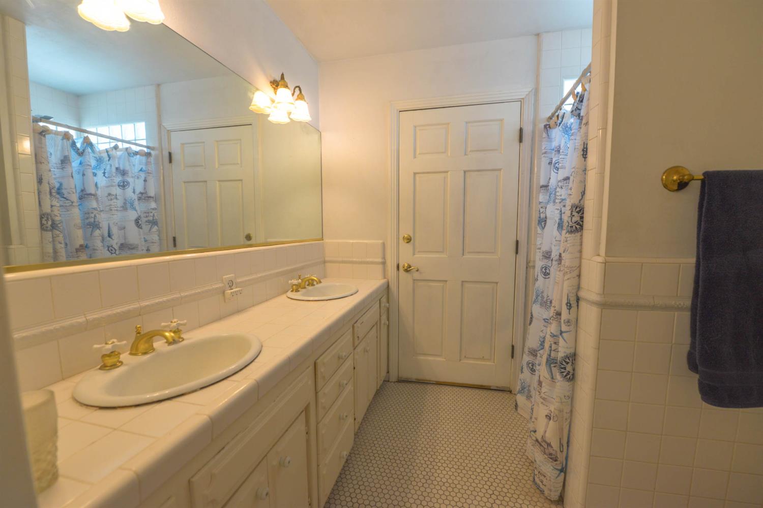 1636 W Vartikian Ave, Fresno, CA 93711