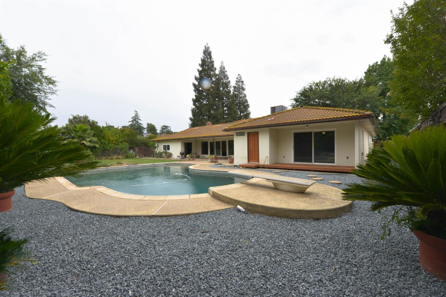 1636 W Vartikian Ave, Fresno, CA 93711
