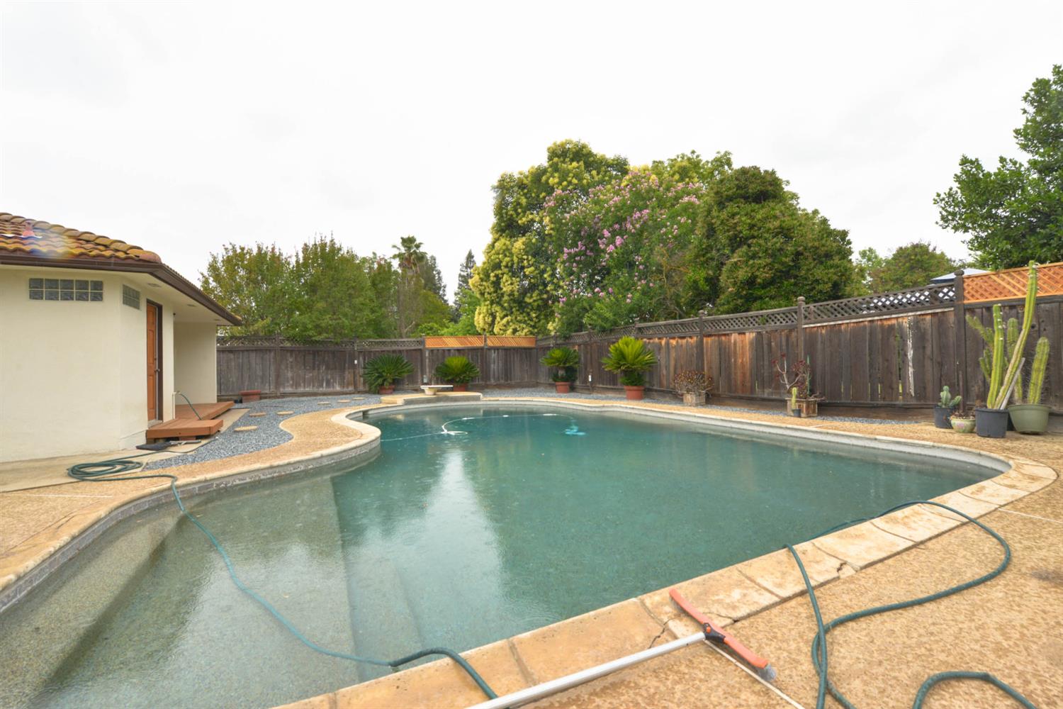 1636 W Vartikian Ave, Fresno, CA 93711