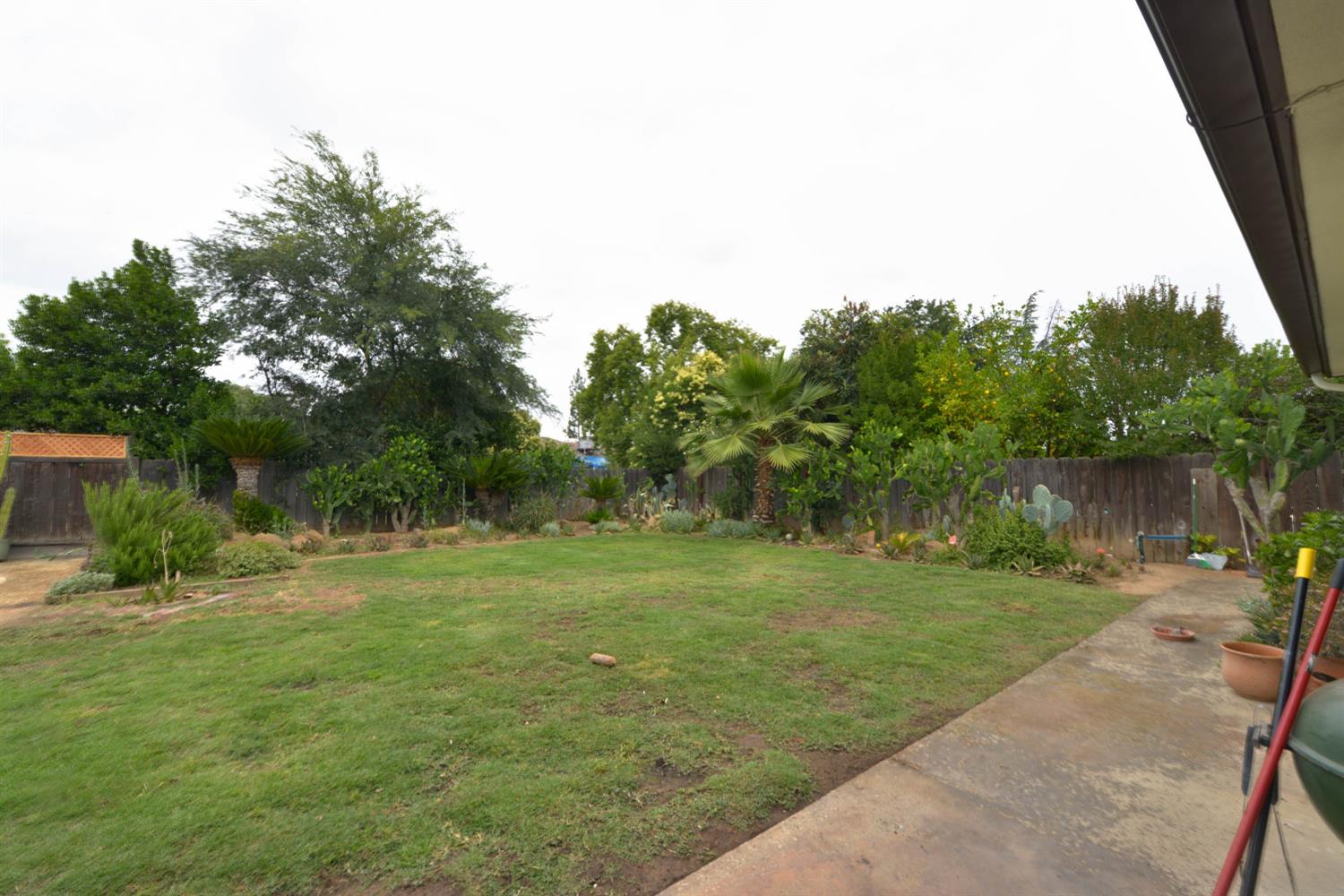 1636 W Vartikian Ave, Fresno, CA 93711