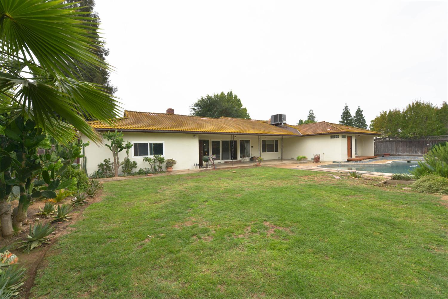 1636 W Vartikian Ave, Fresno, CA 93711
