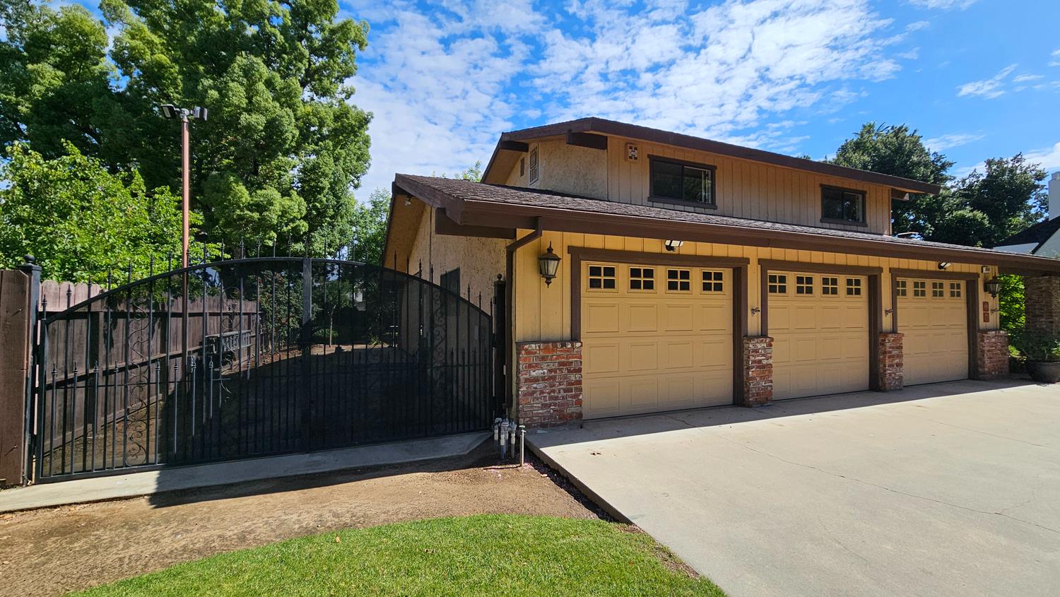 3747 E Huntington Blvd, Fresno, CA 93702