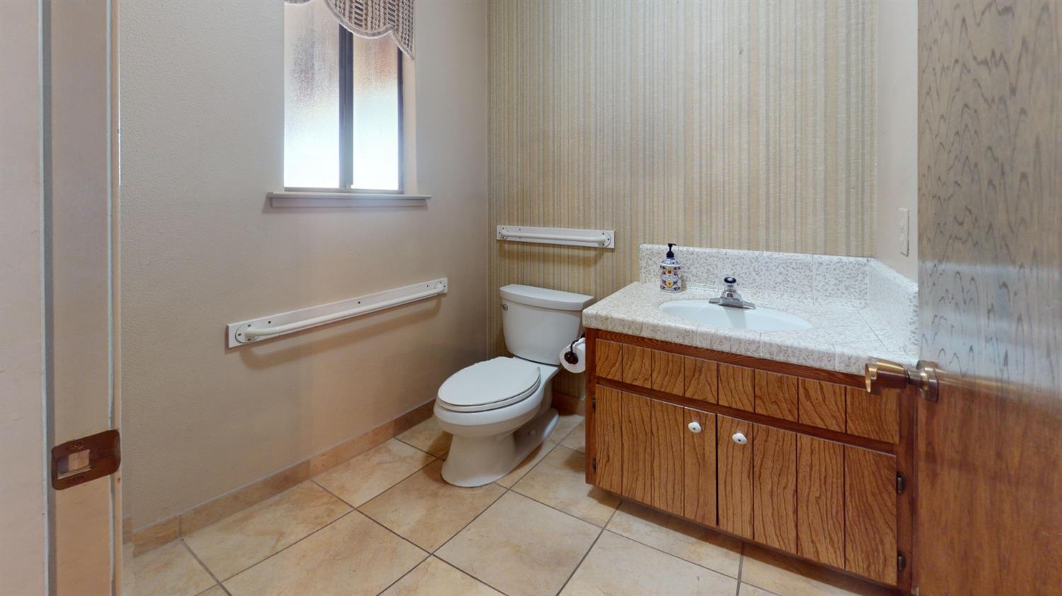 3747 E Huntington Blvd, Fresno, CA 93702
